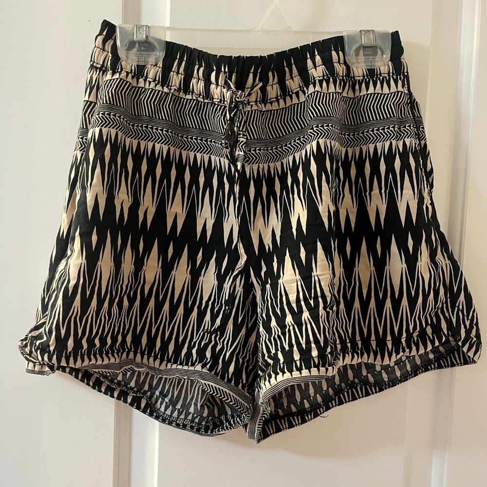 Printed shorts with elastic band.